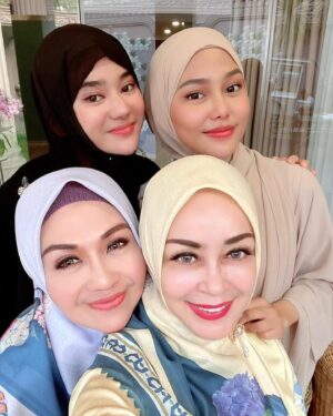 Lulu Zakaria Instagram - MasyaaAllah Tabarakallah Alhamdulillah Hadir Kajian bersama Teteh Geulis dan adik adik cantik sholeha yg kreatif dan penuh dg kesibukan yg manfaat berkah 💝 smg kita semua bisa istiqomah dlm kebaikan ya Aamiin Allahuma Aamiin 

proud of all of you Girls @daraarafah @clarashintareal @dianayulestari @marissyaichareal 
bersyukur punya Teteh nu bageur pisan @chintamiatmanagara 

#masyaaallahtabarakallah