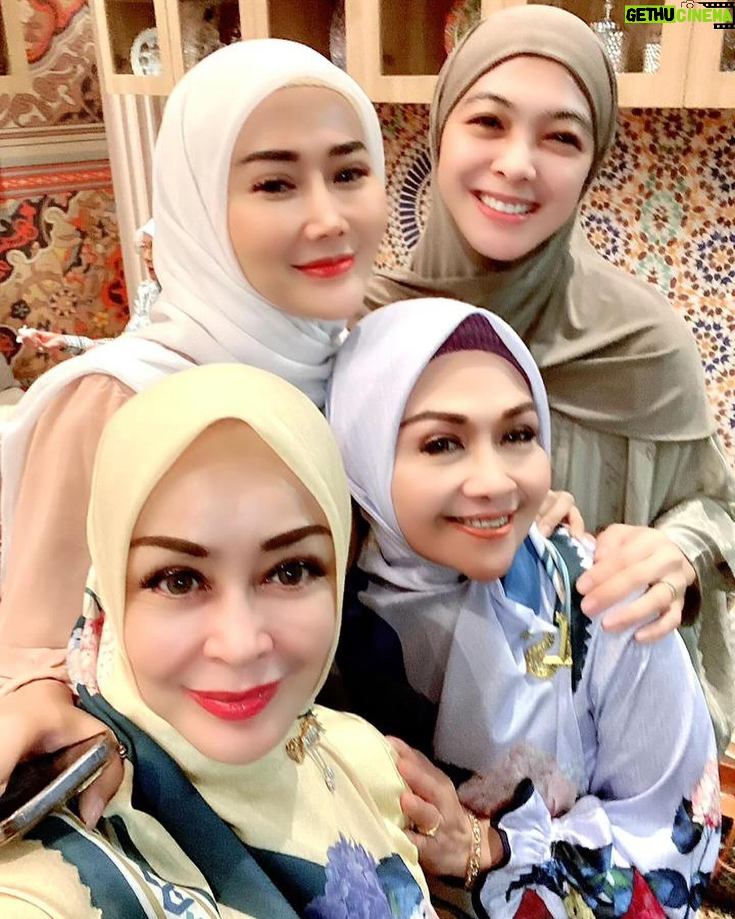 Lulu Zakaria - 268 Likes - MasyaaAllah Tabarakallah Alhamdulillah Hadir Kajian bersama Teteh Geulis dan adik adik cantik sholeha yg kreatif dan penuh dg kesibukan yg manfaat berkah 💝 smg kita semua bisa istiqomah dlm kebaikan ya Aamiin Allahuma Aamiin
proud of all of you Girls @daraarafah @clarashintareal @dianayulestari @marissyaichareal
bersyukur punya Teteh nu bageur pisan @chintamiatmanagara
#masyaaallahtabarakallah