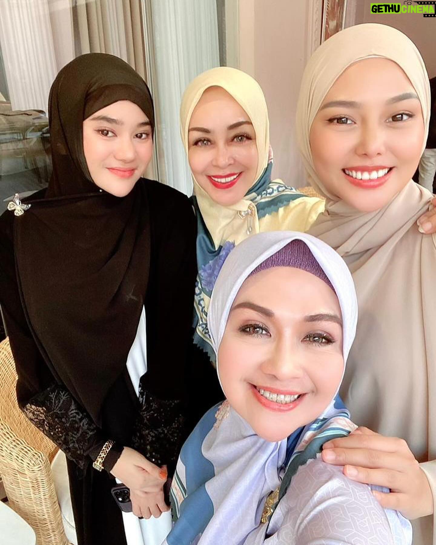 Lulu Zakaria - 268 Likes - MasyaaAllah Tabarakallah Alhamdulillah Hadir Kajian bersama Teteh Geulis dan adik adik cantik sholeha yg kreatif dan penuh dg kesibukan yg manfaat berkah 💝 smg kita semua bisa istiqomah dlm kebaikan ya Aamiin Allahuma Aamiin
proud of all of you Girls @daraarafah @clarashintareal @dianayulestari @marissyaichareal
bersyukur punya Teteh nu bageur pisan @chintamiatmanagara
#masyaaallahtabarakallah