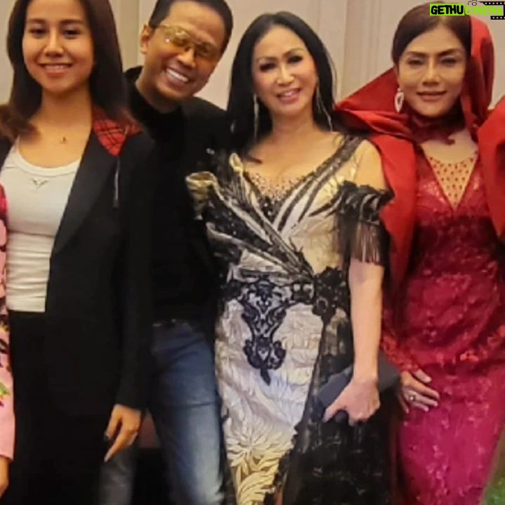 Lulu Zakaria - 615 Likes -