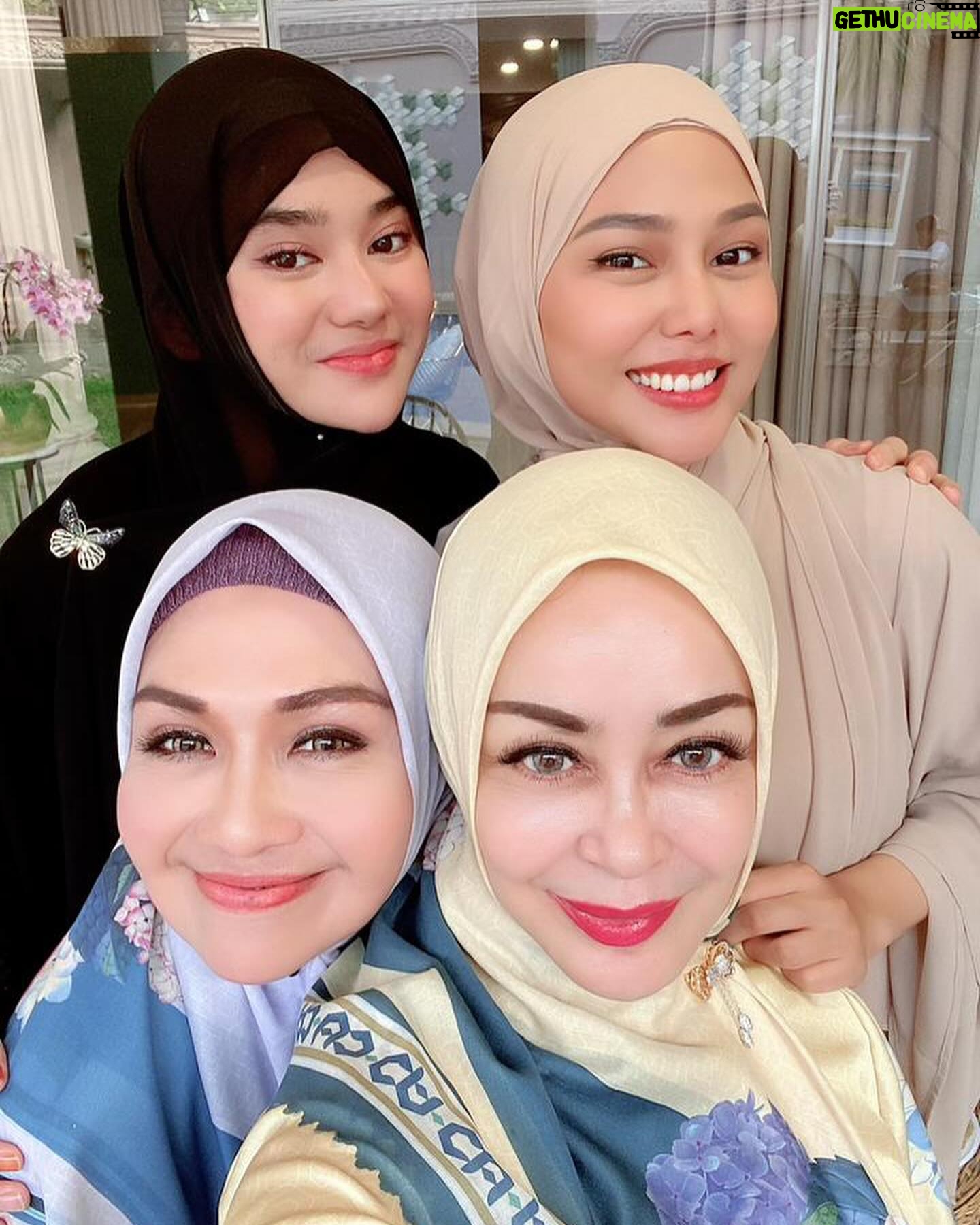 Lulu Zakaria - 268 Likes - MasyaaAllah Tabarakallah Alhamdulillah Hadir Kajian bersama Teteh Geulis dan adik adik cantik sholeha yg kreatif dan penuh dg kesibukan yg manfaat berkah 💝 smg kita semua bisa istiqomah dlm kebaikan ya Aamiin Allahuma Aamiin
proud of all of you Girls @daraarafah @clarashintareal @dianayulestari @marissyaichareal
bersyukur punya Teteh nu bageur pisan @chintamiatmanagara
#masyaaallahtabarakallah