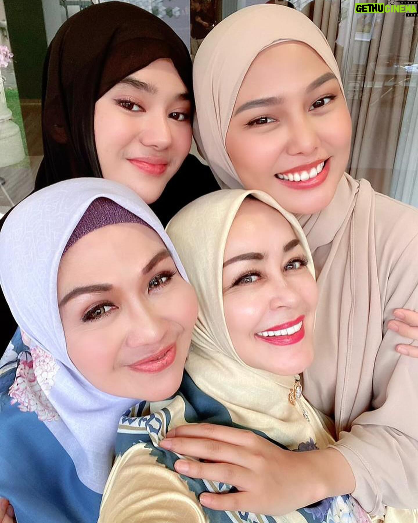 Lulu Zakaria - 268 Likes - MasyaaAllah Tabarakallah Alhamdulillah Hadir Kajian bersama Teteh Geulis dan adik adik cantik sholeha yg kreatif dan penuh dg kesibukan yg manfaat berkah 💝 smg kita semua bisa istiqomah dlm kebaikan ya Aamiin Allahuma Aamiin
proud of all of you Girls @daraarafah @clarashintareal @dianayulestari @marissyaichareal
bersyukur punya Teteh nu bageur pisan @chintamiatmanagara
#masyaaallahtabarakallah