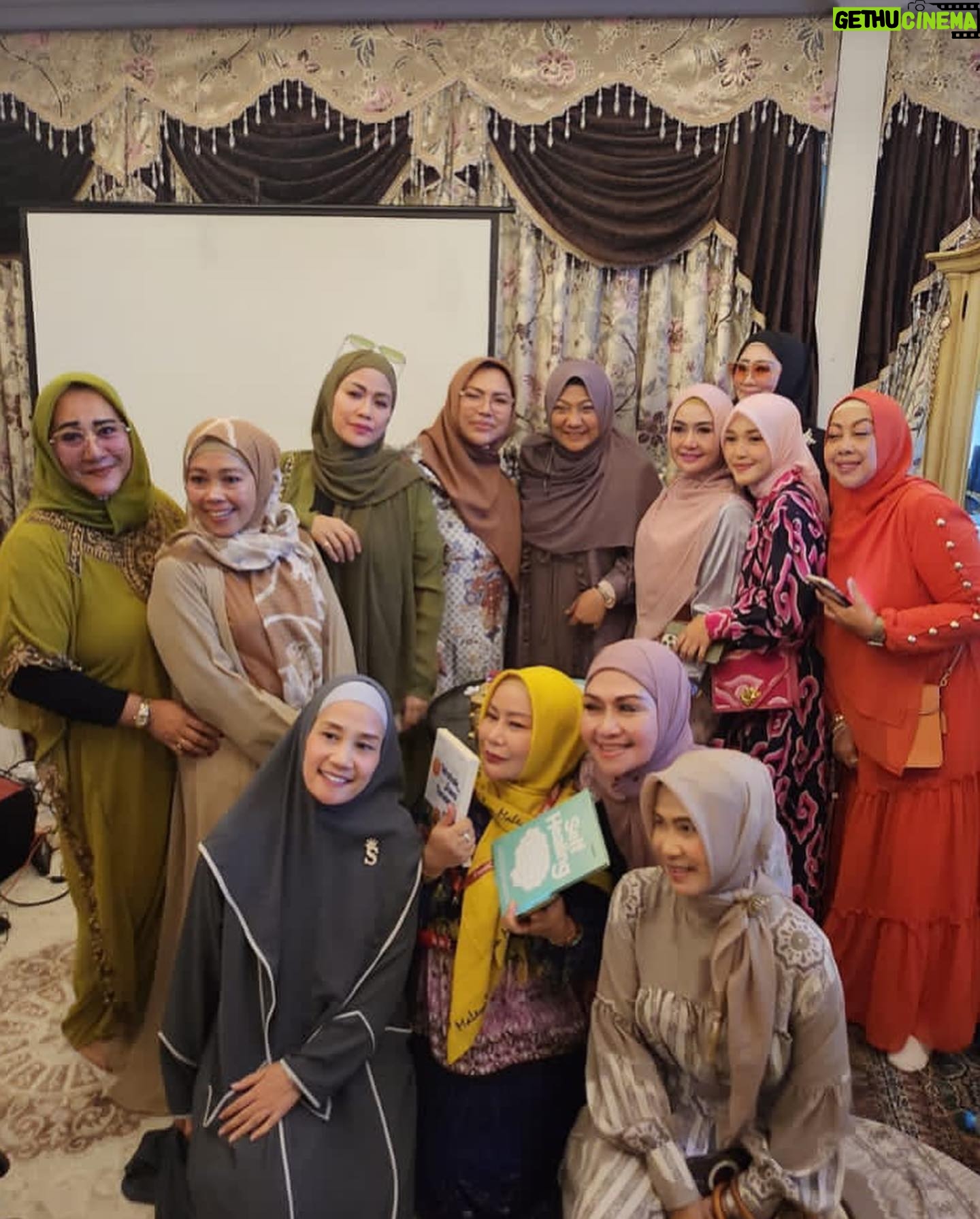 Lulu Zakaria - 341 Likes - MasyaaAllah Tabarakallah Rejeki Alhamdulillah
MT Adalia Zahra dpt kesempatan waktu Ibu @draisahdahlan yg sharing ke kita ttg :
MT. Adalia Zahra♥️
*SELF HEALING*
by. Dr. Aisah Dahlan
… utk menyelesaikan Kelelahan Emosi
Muhasabah utk :
Hubungan dg Allah
➡️Habluminallah
Hubungan ke sesama Manusia ➡️Habluminannas
Hubungan dg DIRI sendiri ➡️Habluminannafsi
*Self Compassion*: memahami keadaan Emosi (memaklumi diri ketika melakukan reaksi sesuatu)
*ME TIME* :
Otak & Tubuh perlu waktu utk menyendiri ( berdasarkan Bakat )
*SELF TALK* :
berbicara di cermin, ungkapkan emosi (sertakan nama Allah)
*Tahapan Usia :*
0-6 : Apa kata Ayah Ibu
7-12 : Apa kata Guru
13-17 : Apa kata Teman
18-30 : Apa kata Saya
>30 : Apa kata Allah
*TARIK NAFAS DALAM*
Buang seakan/ bayangkan (tulisan)
🩶17|Nov|23
Jazakunallah Khoir Ibu @draisahdahlan n team persembahan yg Insyaa ALLAH manfaat dan berkah tuk kami semua
#mtadaliazahra
#17nov2023
#Alhamdulillah
#MasyaaAllahTabarakallah