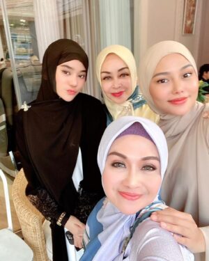 Lulu Zakaria Instagram - MasyaaAllah Tabarakallah Alhamdulillah Hadir Kajian bersama Teteh Geulis dan adik adik cantik sholeha yg kreatif dan penuh dg kesibukan yg manfaat berkah 💝 smg kita semua bisa istiqomah dlm kebaikan ya Aamiin Allahuma Aamiin 

proud of all of you Girls @daraarafah @clarashintareal @dianayulestari @marissyaichareal 
bersyukur punya Teteh nu bageur pisan @chintamiatmanagara 

#masyaaallahtabarakallah