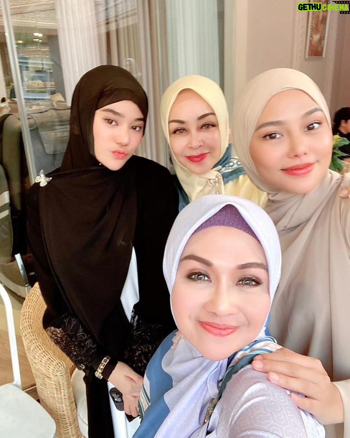 Lulu Zakaria - 268 Likes - MasyaaAllah Tabarakallah Alhamdulillah Hadir Kajian bersama Teteh Geulis dan adik adik cantik sholeha yg kreatif dan penuh dg kesibukan yg manfaat berkah 💝 smg kita semua bisa istiqomah dlm kebaikan ya Aamiin Allahuma Aamiin
proud of all of you Girls @daraarafah @clarashintareal @dianayulestari @marissyaichareal
bersyukur punya Teteh nu bageur pisan @chintamiatmanagara
#masyaaallahtabarakallah