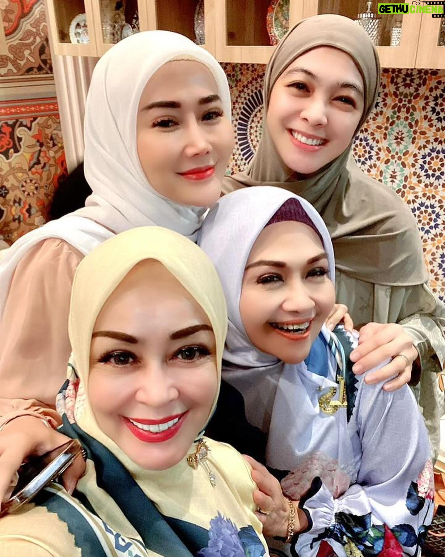 Lulu Zakaria - 268 Likes - MasyaaAllah Tabarakallah Alhamdulillah Hadir Kajian bersama Teteh Geulis dan adik adik cantik sholeha yg kreatif dan penuh dg kesibukan yg manfaat berkah 💝 smg kita semua bisa istiqomah dlm kebaikan ya Aamiin Allahuma Aamiin
proud of all of you Girls @daraarafah @clarashintareal @dianayulestari @marissyaichareal
bersyukur punya Teteh nu bageur pisan @chintamiatmanagara
#masyaaallahtabarakallah