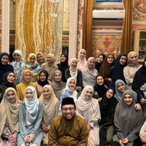 Lulu Zakaria Instagram - Masya Allah, alhamdulillah setiap kali kita kajian materi yang dibahas selalu relate dengan kehidupan kita sehari-hari sehingga akan sangat bermanfaat ilmunya Ustadz @ajobendri 😊🙏🏻

Sahabat semua sering ngerasa juga kan? Kita diberi petunjuk oleh Allah untuk datang ke kajian.

Karena menuntut ilmu adalah kewajiban bagi setiap muslim. - Rasulullah SAW

Seberapa pun banyak ilmu yang kita miliki, akan selalu ada hal baru untuk dipelajari. Ini alasan aku selalu semangat untuk datang ke acara kajian, karena setiap kali aku denger Ustadz/Ustadzah ceramah, ilmuku selalu terupgrade. 

Do’ain aku selalu istiqomah yaa, insya Allah setiap ilmu yang aku dapatkan akan aku terapkan dengan baik 😇🫶

#kajian #btbatiktrusmi #kajianislam
