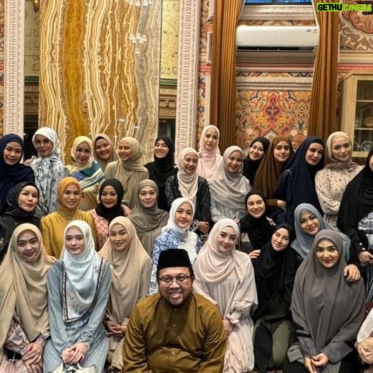 Lulu Zakaria - 2.1K Likes - Masya Allah, alhamdulillah setiap kali kita kajian materi yang dibahas selalu relate dengan kehidupan kita sehari-hari sehingga akan sangat bermanfaat ilmunya Ustadz @ajobendri 😊🙏🏻
Sahabat semua sering ngerasa juga kan? Kita diberi petunjuk oleh Allah untuk datang ke kajian.
Karena menuntut ilmu adalah kewajiban bagi setiap muslim. - Rasulullah SAW
Seberapa pun banyak ilmu yang kita miliki, akan selalu ada hal baru untuk dipelajari. Ini alasan aku selalu semangat untuk datang ke acara kajian, karena setiap kali aku denger Ustadz/Ustadzah ceramah, ilmuku selalu terupgrade.
Do’ain aku selalu istiqomah yaa, insya Allah setiap ilmu yang aku dapatkan akan aku terapkan dengan baik 😇🫶
#kajian #btbatiktrusmi #kajianislam