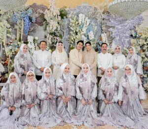 Lulu Zakaria Instagram - Doa dan Tasyakuran 4 bulan Kehamilan Bumil Cantik Debby kesayangan Mama @dewibamsoet bersama @group_solawat_riyadussolihin nya Teteh @lucky_resha 

bismillah semoga Semua Doa Doa yg di panjatkan dg iringan Sholawat Di ijabah  Allah Subhanahu Wa Ta’ala Aamiin Allahuma Aamiin 

📸📷 @fhidayani 

#doadantasyakuran 
#debbydannurul
#timsolawatmtriyyadushsholihin 
#dewibamsoet 
#Alhamdulillah 
#masyaallahtabarakallah