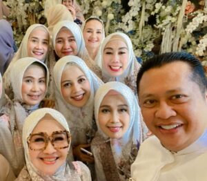 Lulu Zakaria Instagram - Doa dan Tasyakuran 4 bulan Kehamilan Bumil Cantik Debby kesayangan Mama @dewibamsoet bersama @group_solawat_riyadussolihin nya Teteh @lucky_resha 

bismillah semoga Semua Doa Doa yg di panjatkan dg iringan Sholawat Di ijabah  Allah Subhanahu Wa Ta’ala Aamiin Allahuma Aamiin 

📸📷 @fhidayani 

#doadantasyakuran 
#debbydannurul
#timsolawatmtriyyadushsholihin 
#dewibamsoet 
#Alhamdulillah 
#masyaallahtabarakallah