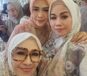 Lulu Zakaria Instagram - Doa dan Tasyakuran 4 bulan Kehamilan Bumil Cantik Debby kesayangan Mama @dewibamsoet bersama @group_solawat_riyadussolihin nya Teteh @lucky_resha 

bismillah semoga Semua Doa Doa yg di panjatkan dg iringan Sholawat Di ijabah  Allah Subhanahu Wa Ta’ala Aamiin Allahuma Aamiin 

📸📷 @fhidayani 

#doadantasyakuran 
#debbydannurul
#timsolawatmtriyyadushsholihin 
#dewibamsoet 
#Alhamdulillah 
#masyaallahtabarakallah