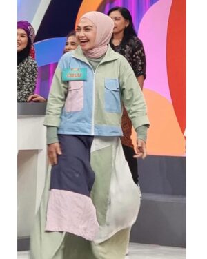 Lulu Zakaria Instagram - Masyaallah emang boleh sekeren ini yaaa …🥰🥰🥰 cucok banget deh @luluzakaria70 memakai koleksi Faiza koleksi by @sunsummitbyrizaro makasih ya say foto cantyknya 😍