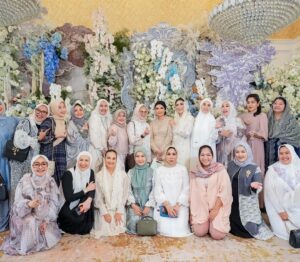 Lulu Zakaria Instagram - Doa dan Tasyakuran 4 bulan Kehamilan Bumil Cantik Debby kesayangan Mama @dewibamsoet bersama @group_solawat_riyadussolihin nya Teteh @lucky_resha 

bismillah semoga Semua Doa Doa yg di panjatkan dg iringan Sholawat Di ijabah  Allah Subhanahu Wa Ta’ala Aamiin Allahuma Aamiin 

📸📷 @fhidayani 

#doadantasyakuran 
#debbydannurul
#timsolawatmtriyyadushsholihin 
#dewibamsoet 
#Alhamdulillah 
#masyaallahtabarakallah