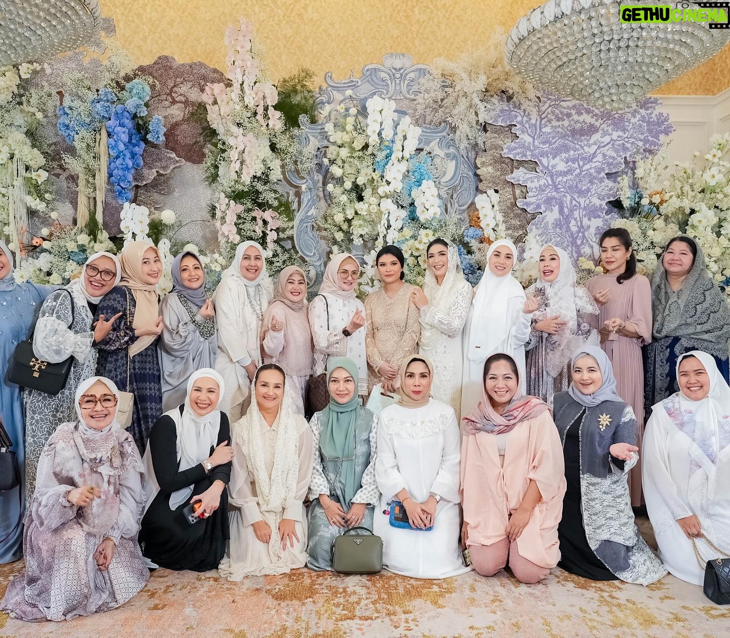 Lulu Zakaria - 398 Likes - Doa dan Tasyakuran 4 bulan Kehamilan Bumil Cantik Debby kesayangan Mama @dewibamsoet bersama @group_solawat_riyadussolihin nya Teteh @lucky_resha
bismillah semoga Semua Doa Doa yg di panjatkan dg iringan Sholawat Di ijabah Allah Subhanahu Wa Ta’ala Aamiin Allahuma Aamiin
📸📷 @fhidayani
#doadantasyakuran
#debbydannurul
#timsolawatmtriyyadushsholihin
#dewibamsoet
#Alhamdulillah
#masyaallahtabarakallah