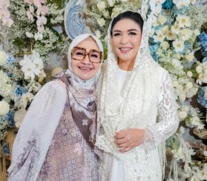 Lulu Zakaria Instagram - Doa dan Tasyakuran 4 bulan Kehamilan Bumil Cantik Debby kesayangan Mama @dewibamsoet bersama @group_solawat_riyadussolihin nya Teteh @lucky_resha 

bismillah semoga Semua Doa Doa yg di panjatkan dg iringan Sholawat Di ijabah  Allah Subhanahu Wa Ta’ala Aamiin Allahuma Aamiin 

📸📷 @fhidayani 

#doadantasyakuran 
#debbydannurul
#timsolawatmtriyyadushsholihin 
#dewibamsoet 
#Alhamdulillah 
#masyaallahtabarakallah