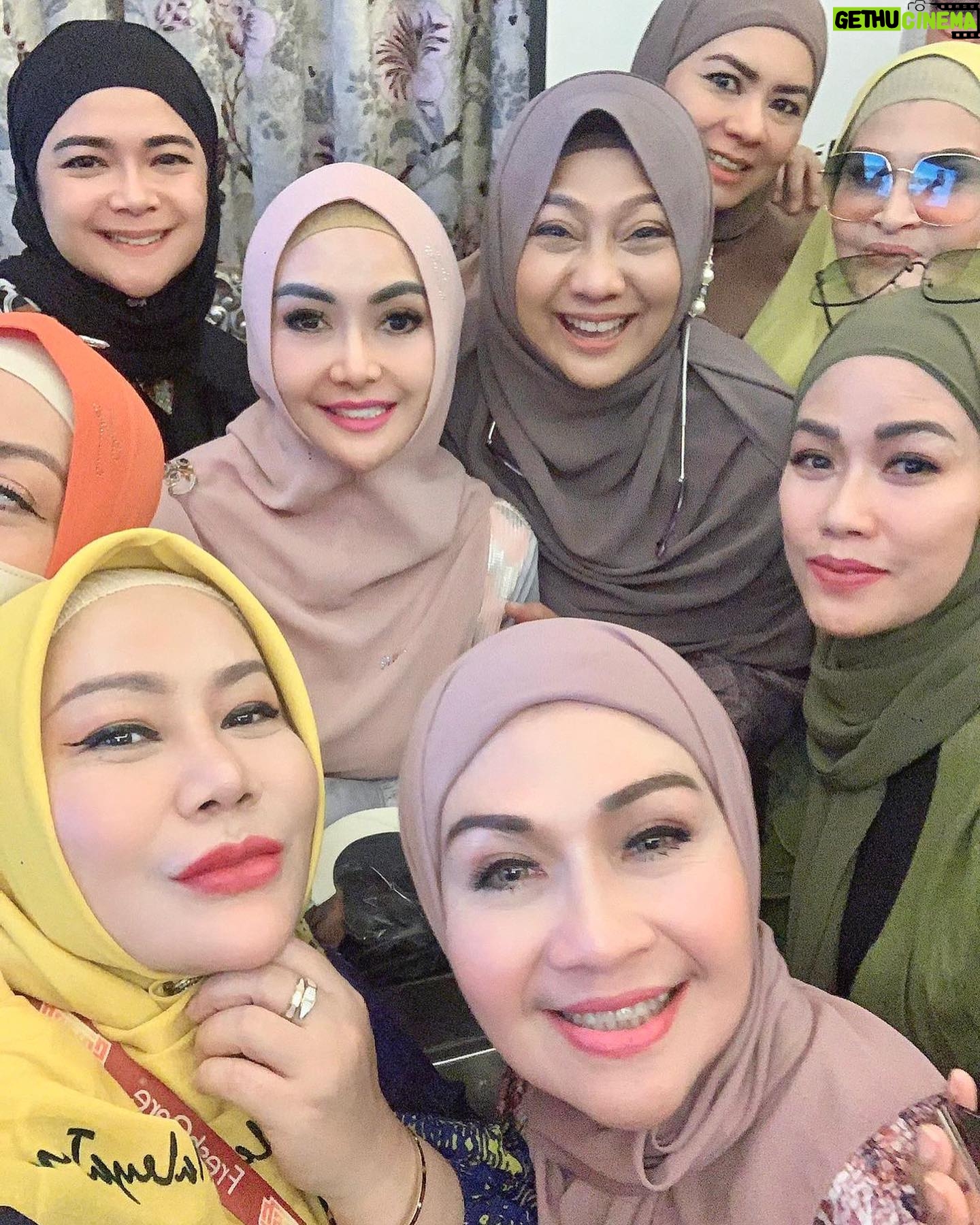 Lulu Zakaria - 341 Likes - MasyaaAllah Tabarakallah Rejeki Alhamdulillah
MT Adalia Zahra dpt kesempatan waktu Ibu @draisahdahlan yg sharing ke kita ttg :
MT. Adalia Zahra♥️
*SELF HEALING*
by. Dr. Aisah Dahlan
… utk menyelesaikan Kelelahan Emosi
Muhasabah utk :
Hubungan dg Allah
➡️Habluminallah
Hubungan ke sesama Manusia ➡️Habluminannas
Hubungan dg DIRI sendiri ➡️Habluminannafsi
*Self Compassion*: memahami keadaan Emosi (memaklumi diri ketika melakukan reaksi sesuatu)
*ME TIME* :
Otak & Tubuh perlu waktu utk menyendiri ( berdasarkan Bakat )
*SELF TALK* :
berbicara di cermin, ungkapkan emosi (sertakan nama Allah)
*Tahapan Usia :*
0-6 : Apa kata Ayah Ibu
7-12 : Apa kata Guru
13-17 : Apa kata Teman
18-30 : Apa kata Saya
>30 : Apa kata Allah
*TARIK NAFAS DALAM*
Buang seakan/ bayangkan (tulisan)
🩶17|Nov|23
Jazakunallah Khoir Ibu @draisahdahlan n team persembahan yg Insyaa ALLAH manfaat dan berkah tuk kami semua
#mtadaliazahra
#17nov2023
#Alhamdulillah
#MasyaaAllahTabarakallah
