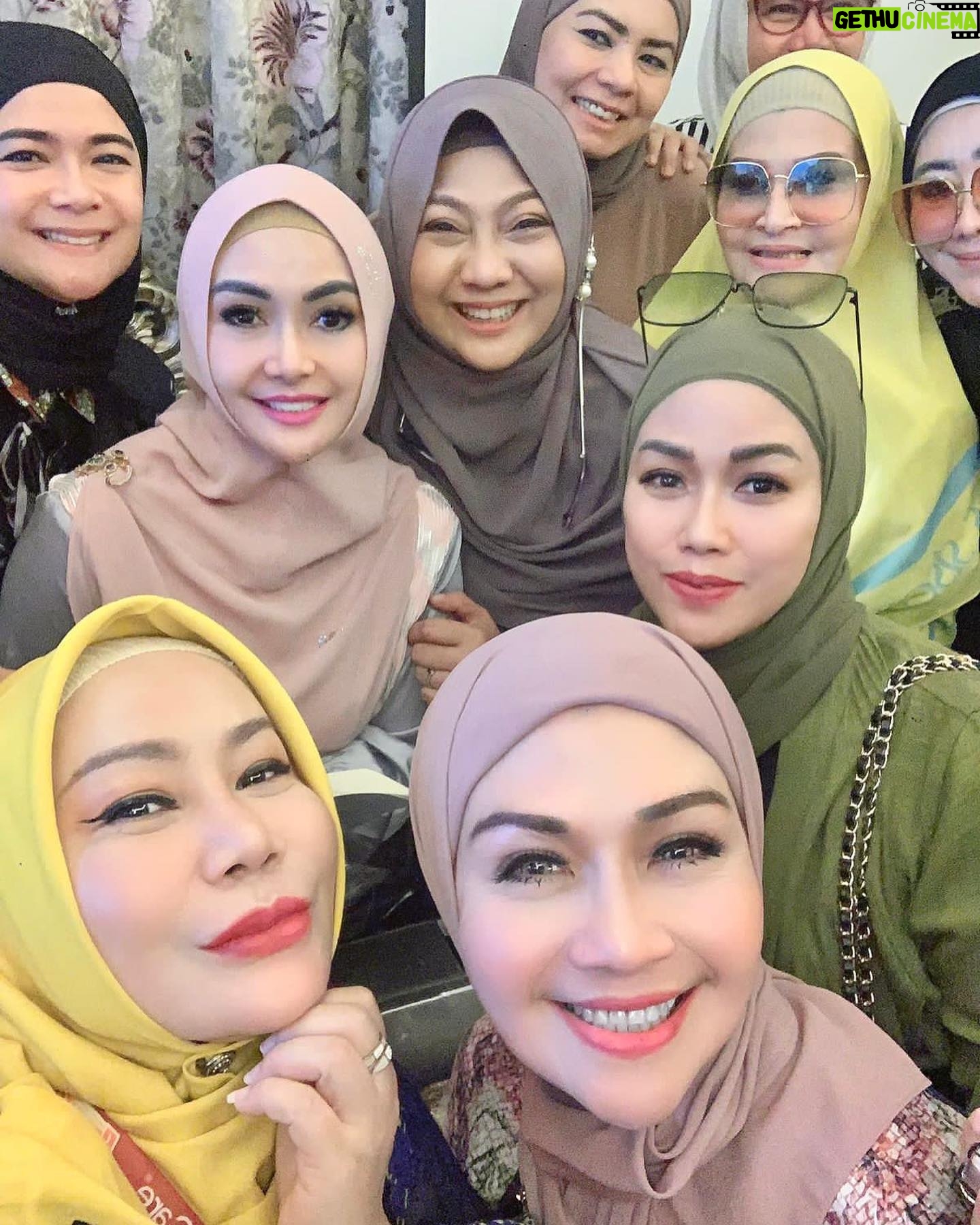 Lulu Zakaria - 341 Likes - MasyaaAllah Tabarakallah Rejeki Alhamdulillah
MT Adalia Zahra dpt kesempatan waktu Ibu @draisahdahlan yg sharing ke kita ttg :
MT. Adalia Zahra♥️
*SELF HEALING*
by. Dr. Aisah Dahlan
… utk menyelesaikan Kelelahan Emosi
Muhasabah utk :
Hubungan dg Allah
➡️Habluminallah
Hubungan ke sesama Manusia ➡️Habluminannas
Hubungan dg DIRI sendiri ➡️Habluminannafsi
*Self Compassion*: memahami keadaan Emosi (memaklumi diri ketika melakukan reaksi sesuatu)
*ME TIME* :
Otak & Tubuh perlu waktu utk menyendiri ( berdasarkan Bakat )
*SELF TALK* :
berbicara di cermin, ungkapkan emosi (sertakan nama Allah)
*Tahapan Usia :*
0-6 : Apa kata Ayah Ibu
7-12 : Apa kata Guru
13-17 : Apa kata Teman
18-30 : Apa kata Saya
>30 : Apa kata Allah
*TARIK NAFAS DALAM*
Buang seakan/ bayangkan (tulisan)
🩶17|Nov|23
Jazakunallah Khoir Ibu @draisahdahlan n team persembahan yg Insyaa ALLAH manfaat dan berkah tuk kami semua
#mtadaliazahra
#17nov2023
#Alhamdulillah
#MasyaaAllahTabarakallah