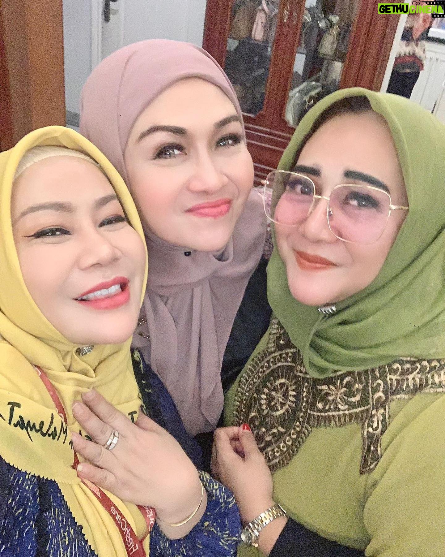 Lulu Zakaria - 341 Likes - MasyaaAllah Tabarakallah Rejeki Alhamdulillah
MT Adalia Zahra dpt kesempatan waktu Ibu @draisahdahlan yg sharing ke kita ttg :
MT. Adalia Zahra♥️
*SELF HEALING*
by. Dr. Aisah Dahlan
… utk menyelesaikan Kelelahan Emosi
Muhasabah utk :
Hubungan dg Allah
➡️Habluminallah
Hubungan ke sesama Manusia ➡️Habluminannas
Hubungan dg DIRI sendiri ➡️Habluminannafsi
*Self Compassion*: memahami keadaan Emosi (memaklumi diri ketika melakukan reaksi sesuatu)
*ME TIME* :
Otak & Tubuh perlu waktu utk menyendiri ( berdasarkan Bakat )
*SELF TALK* :
berbicara di cermin, ungkapkan emosi (sertakan nama Allah)
*Tahapan Usia :*
0-6 : Apa kata Ayah Ibu
7-12 : Apa kata Guru
13-17 : Apa kata Teman
18-30 : Apa kata Saya
>30 : Apa kata Allah
*TARIK NAFAS DALAM*
Buang seakan/ bayangkan (tulisan)
🩶17|Nov|23
Jazakunallah Khoir Ibu @draisahdahlan n team persembahan yg Insyaa ALLAH manfaat dan berkah tuk kami semua
#mtadaliazahra
#17nov2023
#Alhamdulillah
#MasyaaAllahTabarakallah
