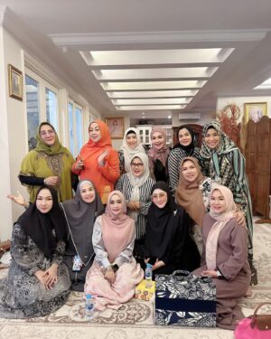 Lulu Zakaria Instagram - MasyaaAllah Tabarakallah Rejeki Alhamdulillah
 MT Adalia Zahra dpt kesempatan waktu Ibu @draisahdahlan yg sharing ke kita ttg : 
MT. Adalia Zahra♥️
*SELF HEALING*
by. Dr. Aisah Dahlan

… utk menyelesaikan Kelelahan Emosi

Muhasabah utk :
Hubungan dg Allah 
➡️Habluminallah
Hubungan ke sesama Manusia ➡️Habluminannas
Hubungan dg DIRI sendiri ➡️Habluminannafsi

*Self Compassion*: memahami keadaan Emosi (memaklumi diri ketika melakukan reaksi sesuatu)

*ME TIME* : 
Otak & Tubuh perlu waktu utk menyendiri ( berdasarkan Bakat )

*SELF TALK* : 
berbicara di cermin, ungkapkan emosi (sertakan nama Allah)

*Tahapan Usia :*
0-6 : Apa kata Ayah Ibu
7-12 : Apa kata Guru
13-17 : Apa kata Teman
18-30 : Apa kata Saya
>30 : Apa kata Allah

*TARIK NAFAS DALAM*
Buang seakan/ bayangkan (tulisan)

🩶17|Nov|23 

Jazakunallah Khoir Ibu @draisahdahlan n team persembahan yg Insyaa ALLAH manfaat dan berkah tuk kami semua 

#mtadaliazahra 
#17nov2023 
#Alhamdulillah 
#MasyaaAllahTabarakallah