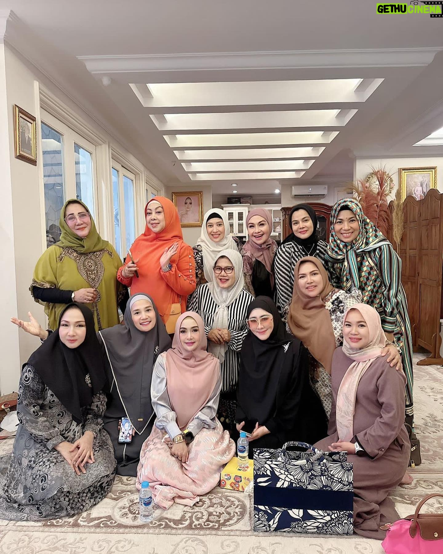 Lulu Zakaria - 341 Likes - MasyaaAllah Tabarakallah Rejeki Alhamdulillah
MT Adalia Zahra dpt kesempatan waktu Ibu @draisahdahlan yg sharing ke kita ttg :
MT. Adalia Zahra♥️
*SELF HEALING*
by. Dr. Aisah Dahlan
… utk menyelesaikan Kelelahan Emosi
Muhasabah utk :
Hubungan dg Allah
➡️Habluminallah
Hubungan ke sesama Manusia ➡️Habluminannas
Hubungan dg DIRI sendiri ➡️Habluminannafsi
*Self Compassion*: memahami keadaan Emosi (memaklumi diri ketika melakukan reaksi sesuatu)
*ME TIME* :
Otak & Tubuh perlu waktu utk menyendiri ( berdasarkan Bakat )
*SELF TALK* :
berbicara di cermin, ungkapkan emosi (sertakan nama Allah)
*Tahapan Usia :*
0-6 : Apa kata Ayah Ibu
7-12 : Apa kata Guru
13-17 : Apa kata Teman
18-30 : Apa kata Saya
>30 : Apa kata Allah
*TARIK NAFAS DALAM*
Buang seakan/ bayangkan (tulisan)
🩶17|Nov|23
Jazakunallah Khoir Ibu @draisahdahlan n team persembahan yg Insyaa ALLAH manfaat dan berkah tuk kami semua
#mtadaliazahra
#17nov2023
#Alhamdulillah
#MasyaaAllahTabarakallah