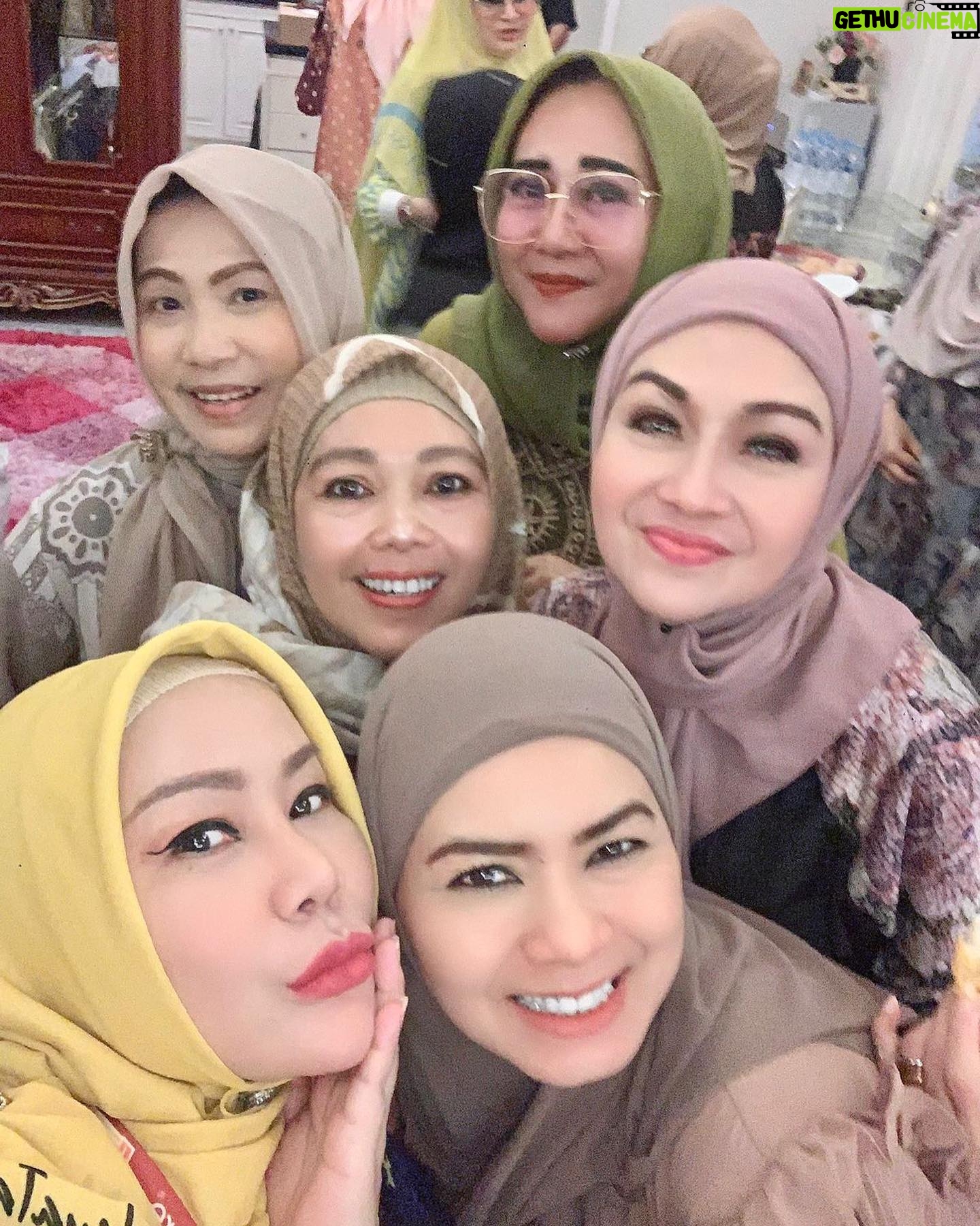 Lulu Zakaria - 341 Likes - MasyaaAllah Tabarakallah Rejeki Alhamdulillah
MT Adalia Zahra dpt kesempatan waktu Ibu @draisahdahlan yg sharing ke kita ttg :
MT. Adalia Zahra♥️
*SELF HEALING*
by. Dr. Aisah Dahlan
… utk menyelesaikan Kelelahan Emosi
Muhasabah utk :
Hubungan dg Allah
➡️Habluminallah
Hubungan ke sesama Manusia ➡️Habluminannas
Hubungan dg DIRI sendiri ➡️Habluminannafsi
*Self Compassion*: memahami keadaan Emosi (memaklumi diri ketika melakukan reaksi sesuatu)
*ME TIME* :
Otak & Tubuh perlu waktu utk menyendiri ( berdasarkan Bakat )
*SELF TALK* :
berbicara di cermin, ungkapkan emosi (sertakan nama Allah)
*Tahapan Usia :*
0-6 : Apa kata Ayah Ibu
7-12 : Apa kata Guru
13-17 : Apa kata Teman
18-30 : Apa kata Saya
>30 : Apa kata Allah
*TARIK NAFAS DALAM*
Buang seakan/ bayangkan (tulisan)
🩶17|Nov|23
Jazakunallah Khoir Ibu @draisahdahlan n team persembahan yg Insyaa ALLAH manfaat dan berkah tuk kami semua
#mtadaliazahra
#17nov2023
#Alhamdulillah
#MasyaaAllahTabarakallah