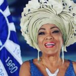 Luma de Oliveira Instagram - Inacreditável! Após ser homenageada no Congresso Nacional, a Porta-Bandeira Vilma Nascimento, minha amiga Vilma, foi acusada de furto no Duty Free do aeroporto de Brasília, obviamente nada foi encontrado. Sua bolsa foi revistada no meio da loja na frente de todo mundo, uma mulher digna e honesta passou por uma humilhação que não só fere á ela, mas á todos que lutam diariamente pra que esse tipo de crime não aconteça mais no país. Sim. Racismo é crime. Omissão dos que silenciam diante de cenas como essa, também é. A família, os amigos e o mundo do samba, enfim, todos nós que soubemos dessa falta de respeito com a nossa amada, estão expressando seu respeito por ela. Eu passei o ano mimando Vilma com flores, bombons de cereja que nós adoramos, café da manhã-surpresa, bilhetinhos de carinho e agradecimento (ela me levou no peito no desfile dos 100 anos da Portela), e agora vendo essa cena, o mínimo que posso dizer é que fiquei arrasada. A dor de um amigo é a minha também. 💔