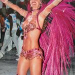 Luma de Oliveira Instagram - Nas fotos, memórias dos rosas, dourados, azuis, preto e branco, prateados e vermelhos que pra mim, legitimam o pensamento “alguns momentos na vida não são medidos pelo número de vezes que respiramos, mas pelos momentos que perdemos o fôlego”! E só foram tão especiais por terem sido divididos com todos, naquelas noites mágicas de Carnaval!