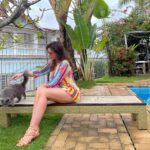 Luma de Oliveira Instagram - Já com um gato para passar o dia dos namorados bem acompanhada!😁🐈‍⬛ Nas outras fotos o pequeno felino se escondeu porque começou chover 🐈‍⬛ Em tempo: nao sei de quem é esse que está ao meu lado 😁