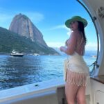 Luma de Oliveira Instagram - Bem-vindo, verão! Dump de fotos na praia da Urca com o Pão-de-Açúcar de cenário. O verão pra mim é mais do que uma estação, é um estado de espírito! Sou da região fria de serra, isso já é autoexplicativo 😁
