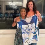 Luma de Oliveira Instagram - Olhem que visita ilustre! Nada mais nada menos que Vilma Nascimento, a maior Porta-Bandeira, o Cisne da Passarela e que tenho o privilégio de poder dizer que é minha amiga. Essa linda blusa que ela me deu de presente, só mais 6 pessoas possuem, uma é a filha Danielle Nascimento ( também Porta-Bandeira), as outras são amigas próximas e parentes queridos dela. Vilma é linda e especial. Vilma me faz sentir especial. Impossível dimensionar o tamanho que ela ocupa dentro do maior movimento cultural popular do Brasil, sua trajetória é tão rica e tão importante, que posso afirmar ( eu e todos que conhecem a Portela) que ela daria um enredo fascinante com vitória garantida. A sua história com a Portela é puro amor e entrega, até hoje quando a vejo desfilar me lembro do samba do Paulinho: “… quando vi você passar, senti meu coração apressado”! Ah! Ela tem seu próprio samba que diz: “ Como é que eu posso por ela trocar, a emoção de ver Vilma dançar com o seu estandarte na mão”! 🎶 Já tive a honra de dividir a Avenida com ela, hoje tenho a alegria de dividir tardes de conversas, café, risos, aprendizados e testemunhar a energia pulsante que ela emana. 💙🤍 🥰 🦢 🦅 A filha dela e também minha amiga Danielle, fez a nossa foto. ❤️ @vilmanascimentooficial @daniellenascimentopb @oficialportel