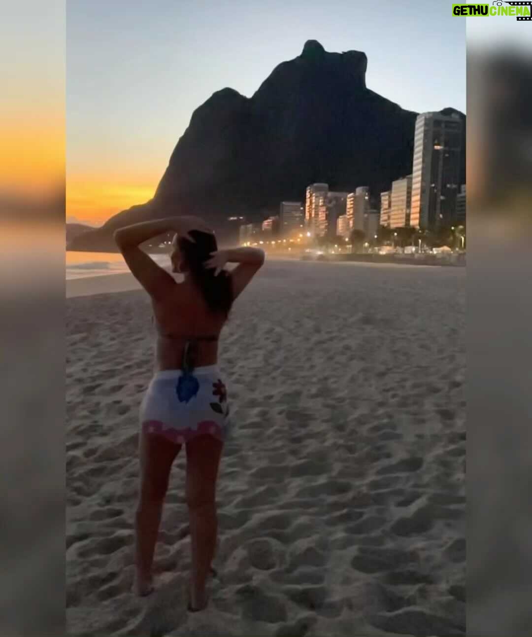 Luma de Oliveira Instagram - “ Sei lá, tem sempre um pôr do sol esperando para ser visto. Uma árvore, um pássaro, um rio, uma nuvem. Pelo menos sorria, procure sentir amor. Imagine. Invente. Sonhe. Voe.” (Caio Fernando Abreu) 🌄 tbt recente. Fevereiro 2022