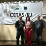 Luma de Oliveira Instagram - O texto é longo porque o assunto é muito sério. Fui ver rapidamente uma onça parda que está aguardando seu destino. Já está há 1 ano no Cetas do RJ, mas o seu martírio começou há 1 ano e meio quando foi capturada e aprisionada ilegalmente pelo dono de uma propriedade privada e mantida em condições precárias. O delito que ela cometeu para ser aprisionada? Comeu 3 galinhas dessa propriedade. Já se encontrava desnutrida e desidratada quando o INEA foi chamado, e após resgata-la, foi encaminhada para o CRAS. Foram feitos exames e positivou para FIV, que é uma doença causada pelo vírus da imunodeficiência felina. Para realizar mais exames e esperar pelos resultados, foi levada para o CETAS de Seropédica, RJ. Tenho conversado com dois super profissionais, Leandro Nogueira que é chefe do CETAS/IBAMA e Marcelo Cupello, gerente de faunas do INEA (Instituto Estadual do Ambiente), todos torcem para que ela volte pra natureza, mas paralelamente estamos tentando conseguir um recinto adequado que possa recebê-la caso não seja possível o retorno para sua casa que é de direito. Se alguém quiser e puder adota-la, podendo oferecer estrutura para um animal silvestre, pode por gentileza, me contactar pelo DM e eu direciono para os profissionais. Essa criatura linda e rara pode precisar da piedade de alguém para ter uma vida digna. Essa semana os laudos finais foram encaminhado para o Ibama de Brasília e lá será definido sua vida. Ela só tem contato com o tratador, eu fiquei perto menos de um minuto. Fui ajudar um pouco levando carne pra ele (o puma é um macho jovem) e ver os outros animais que estão lá por serem vítimas do tráfico e/ou maus-tratos. No final do vídeo ela olhando para a janela, foi de cortar o coração.💔 @alexalves_oficial , afilhado, obg pela força.