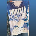 Luma de Oliveira Instagram - Olhem que visita ilustre! Nada mais nada menos que Vilma Nascimento, a maior Porta-Bandeira, o Cisne da Passarela e que tenho o privilégio de poder dizer que é minha amiga. Essa linda blusa que ela me deu de presente, só mais 6 pessoas possuem, uma é a filha Danielle Nascimento ( também Porta-Bandeira), as outras são amigas próximas e parentes queridos dela. Vilma é linda e especial. Vilma me faz sentir especial. Impossível dimensionar o tamanho que ela ocupa dentro do maior movimento cultural popular do Brasil, sua trajetória é tão rica e tão importante, que posso afirmar ( eu e todos que conhecem a Portela) que ela daria um enredo fascinante com vitória garantida. A sua história com a Portela é puro amor e entrega, até hoje quando a vejo desfilar me lembro do samba do Paulinho: “… quando vi você passar, senti meu coração apressado”! Ah! Ela tem seu próprio samba que diz: “ Como é que eu posso por ela trocar, a emoção de ver Vilma dançar com o seu estandarte na mão”! 🎶 Já tive a honra de dividir a Avenida com ela, hoje tenho a alegria de dividir tardes de conversas, café, risos, aprendizados e testemunhar a energia pulsante que ela emana. 💙🤍 🥰 🦢 🦅 A filha dela e também minha amiga Danielle, fez a nossa foto. ❤️ @vilmanascimentooficial @daniellenascimentopb @oficialportel