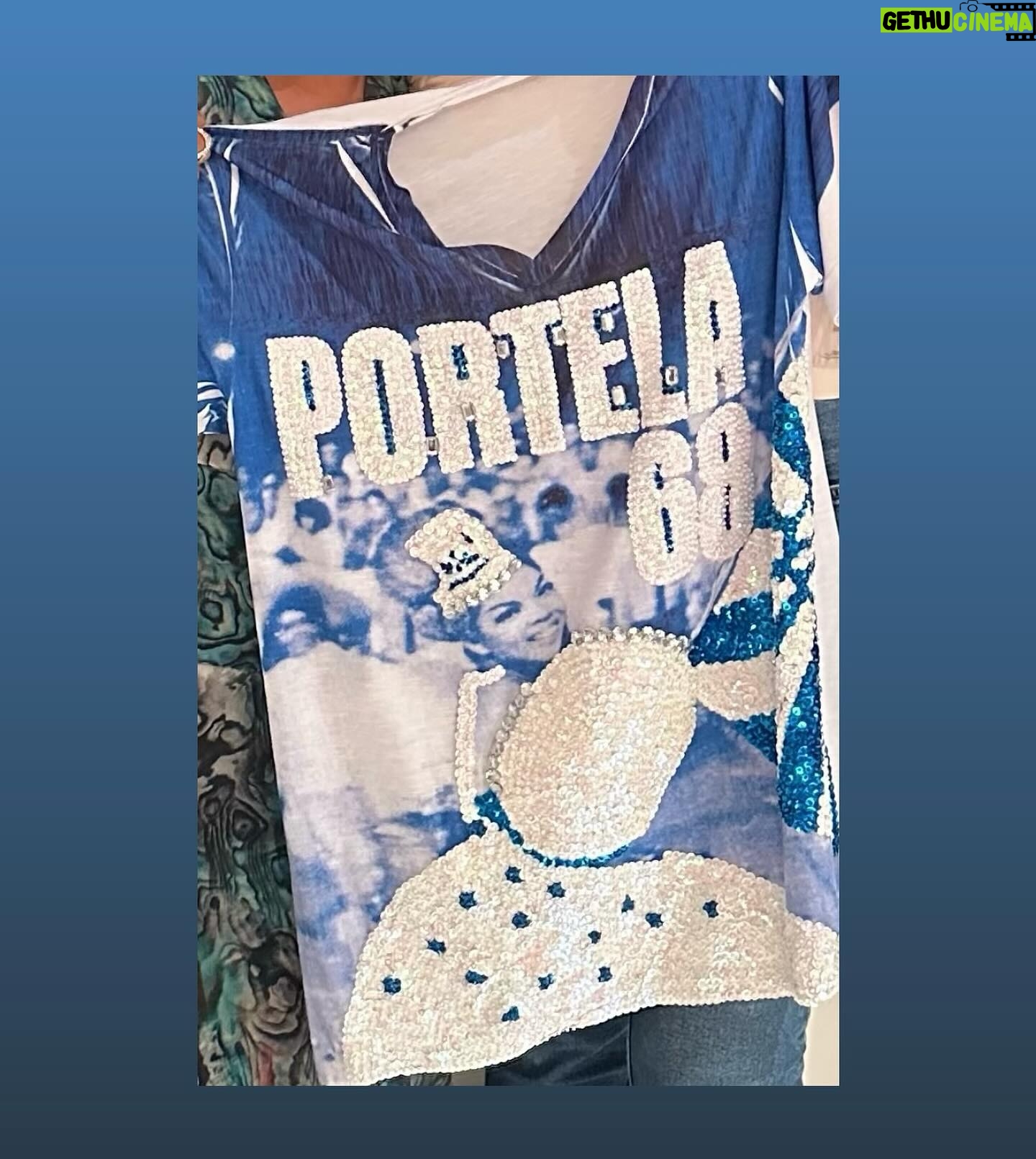 Luma de Oliveira Instagram - Olhem que visita ilustre! Nada mais nada menos que Vilma Nascimento, a maior Porta-Bandeira, o Cisne da Passarela e que tenho o privilégio de poder dizer que é minha amiga. Essa linda blusa que ela me deu de presente, só mais 6 pessoas possuem, uma é a filha Danielle Nascimento ( também Porta-Bandeira), as outras são amigas próximas e parentes queridos dela. Vilma é linda e especial. Vilma me faz sentir especial. Impossível dimensionar o tamanho que ela ocupa dentro do maior movimento cultural popular do Brasil, sua trajetória é tão rica e tão importante, que posso afirmar ( eu e todos que conhecem a Portela) que ela daria um enredo fascinante com vitória garantida. A sua história com a Portela é puro amor e entrega, até hoje quando a vejo desfilar me lembro do samba do Paulinho: “… quando vi você passar, senti meu coração apressado”! Ah! Ela tem seu próprio samba que diz: “ Como é que eu posso por ela trocar, a emoção de ver Vilma dançar com o seu estandarte na mão”! 🎶 Já tive a honra de dividir a Avenida com ela, hoje tenho a alegria de dividir tardes de conversas, café, risos, aprendizados e testemunhar a energia pulsante que ela emana. 💙🤍 🥰 🦢 🦅 A filha dela e também minha amiga Danielle, fez a nossa foto. ❤️ @vilmanascimentooficial @daniellenascimentopb @oficialportel