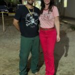 Luma de Oliveira Instagram - O texto é longo porque o assunto é muito sério. Fui ver rapidamente uma onça parda que está aguardando seu destino. Já está há 1 ano no Cetas do RJ, mas o seu martírio começou há 1 ano e meio quando foi capturada e aprisionada ilegalmente pelo dono de uma propriedade privada e mantida em condições precárias. O delito que ela cometeu para ser aprisionada? Comeu 3 galinhas dessa propriedade. Já se encontrava desnutrida e desidratada quando o INEA foi chamado, e após resgata-la, foi encaminhada para o CRAS. Foram feitos exames e positivou para FIV, que é uma doença causada pelo vírus da imunodeficiência felina. Para realizar mais exames e esperar pelos resultados, foi levada para o CETAS de Seropédica, RJ. Tenho conversado com dois super profissionais, Leandro Nogueira que é chefe do CETAS/IBAMA e Marcelo Cupello, gerente de faunas do INEA (Instituto Estadual do Ambiente), todos torcem para que ela volte pra natureza, mas paralelamente estamos tentando conseguir um recinto adequado que possa recebê-la caso não seja possível o retorno para sua casa que é de direito. Se alguém quiser e puder adota-la, podendo oferecer estrutura para um animal silvestre, pode por gentileza, me contactar pelo DM e eu direciono para os profissionais. Essa criatura linda e rara pode precisar da piedade de alguém para ter uma vida digna. Essa semana os laudos finais foram encaminhado para o Ibama de Brasília e lá será definido sua vida. Ela só tem contato com o tratador, eu fiquei perto menos de um minuto. Fui ajudar um pouco levando carne pra ele (o puma é um macho jovem) e ver os outros animais que estão lá por serem vítimas do tráfico e/ou maus-tratos. No final do vídeo ela olhando para a janela, foi de cortar o coração.💔 @alexalves_oficial , afilhado, obg pela força.