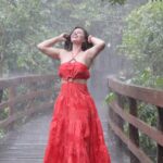 Luma de Oliveira Instagram - Dias de sol, de chuva, de ventania, de calmaria… não importa. Em qualquer tempo fazemos o nosso melhor. Se ás vezes não conseguimos, não tem problema. Conseguiremos á seguir. Já provamos isso. Até porque a nossa força vem de muitas lutas sem desistência, sem recuar e com a sabedoria de não perder a feminilidade. Vamos juntas porque a união é imprescindível. Feliz dia, guerreiras!