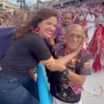 Luma de Oliveira Instagram - O sol já estava forte mas eu não iria embora antes do último componente passar e também parabenizar muito a Viradouro pelo campeonato. Eis que veio meu amigo de tantos carnavais: Mestre Ciça. Um gigante! Falar da paixão e o respeito que tenho por ele seria redundância, melhor deixar que as fotos no final do vídeo falem por isso. Como sempre fez o Presidente de Honra que admiro muito , Marcelo Kallil foi até onde eu estava me cumprimentar. Dessa vez trouxe a Érika, Rainha da bateria. Ela é mais linda pessoalmente porque tem brilho, força e sua aura é de luz. E é muito amorosa! E então, como em todos os anos até o próximo Carnaval, guardarei na retina as cores, todo o carinho que tinha nos olhos de cada pessoa que veio falar comigo e as bandeiras. Me emociono com todas as bandeiras gigantes que fecham os desfiles como que dizendo: fizemos o nosso melhor e estamos orgulhosos disso! Eu também! De onde eu estiver participando assistindo, meu melhor estará ali. ❤️💙💖💚🤍🖤💛 @mestrecicaoficial @erikajanuza @unidosdoviradouro @furacaovermelhoebranco
