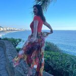 Luma de Oliveira Instagram - E lá fui eu passear pela cidade! O Parque Natural Dois Irmãos fica meio escondido entre Leblon e São Conrado e vale muito a pena ir! Tem 4 mirantes, muitas trilhas, parquinho infantil, e é super bem cuidado. Não tem lanchonete, da próxima vez vou levar lanchinho pra fazer piquenique 😁! #oriodejaneirocontinualindo