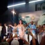 Luma de Oliveira Instagram - Quero mostrar pra vocês a recepção linda que tive na quadra da Portela onde fui coroada Rainha da Bateria. A noite vivida foi única, o samba escolhido pra minha apresentação, é quase uma prece! “ Portela, eu nunca vi coisa mais bela, quando ela pisa a passarela e vai entrando na Avenida. Parece a maravilha de aquarela que surgiu, o manto azul da padroeira do Brasil, Nossa Senhora Aparecida. Que vai se arrastando, e o povo na rua cantando é feito uma reza um ritual, é a procissão do samba abençoando, a festa do divino Carnaval. Portela, é a deusa do samba o passado revela, e tem a velha guarda como sentinela, é por isso que eu ouço essa voz que me chama. Portela, sobre tua bandeira esse divino manto, tua águia altaneira é o Espírito Santo, no templo do samba. As pastoras e pastores, vem chegando da cidade e da favela, para defender as tuas cores, como fiéis na santa missa da capela. Salve o samba, salve a santa, salve ela, salve o manto azul e branco da Portela, desfilando triunfal sobre o altar do Carnaval”! 💙🦅