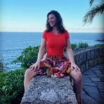 Luma de Oliveira Instagram - E lá fui eu passear pela cidade! O Parque Natural Dois Irmãos fica meio escondido entre Leblon e São Conrado e vale muito a pena ir! Tem 4 mirantes, muitas trilhas, parquinho infantil, e é super bem cuidado. Não tem lanchonete, da próxima vez vou levar lanchinho pra fazer piquenique 😁! #oriodejaneirocontinualindo
