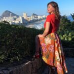 Luma de Oliveira Instagram - E lá fui eu passear pela cidade! O Parque Natural Dois Irmãos fica meio escondido entre Leblon e São Conrado e vale muito a pena ir! Tem 4 mirantes, muitas trilhas, parquinho infantil, e é super bem cuidado. Não tem lanchonete, da próxima vez vou levar lanchinho pra fazer piquenique 😁! #oriodejaneirocontinualindo