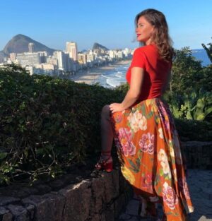Luma de Oliveira Instagram - E lá fui eu passear pela cidade! O  Parque Natural Dois Irmãos fica meio escondido entre Leblon e São Conrado e vale muito a pena ir! Tem 4 mirantes, muitas trilhas, parquinho  infantil,  e é super bem  cuidado. Não tem lanchonete, da próxima vez vou levar lanchinho pra fazer piquenique 😁! #oriodejaneirocontinualindo