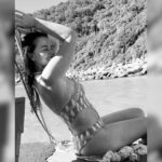 Luma de Oliveira Instagram - Tipo de fotos que NÃO devem ser feitas: na luz do meio do dia; com um maiô emprestado que é um número menor que o seu😁; sem protetor solar e sem fazer ginástica há meses 😂. Espero que o colorido das fotos abafe os “deslizes”. 😁