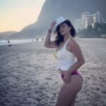 Luma de Oliveira Instagram - Não tenho uma legenda, então vai : Just Vibes! ✌🏼😁(apenas vibrações )🙌🏼☀️ Música: Quem Sabe Isso Quer Dizer Amor”. Milton Nascimento