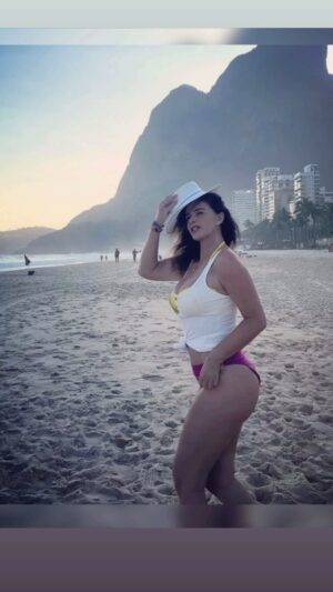Luma de Oliveira Instagram - Não tenho uma legenda, então vai : 
Just Vibes! ✌🏼😁(apenas vibrações )🙌🏼☀️ 
Música: Quem Sabe Isso  Quer Dizer Amor”. 
Milton Nascimento