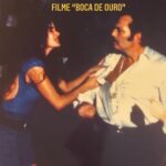 Luma de Oliveira Instagram - E se vai um dos maiores atores da história e um ser humano de primeira grandeza. Cresci admirando e aplaudindo a arte desse grande homem. Tive a honra de contracenar com ele, conviver por 4 meses quando fizemos o filme Boca de Ouro. Fui testemunha da sua generosidade, educação e humildade. De todas as cenas que vi nas telas da irretocável trajetória do Tarcísio, a que presenciei durante um intervalo entre uma cena e outra, no mundo real, foi a que mais me emocionou: estávamos no “ lixão” do RJ, quando um menininho que trabalhava catando sobras do que era jogado no local, se aproximou dele para tentar vender nada mais nada menos que lixo. Ele o tratou com toda dignidade, perguntou quanto era, comprou por um bom dinheiro mas disse que não levaria, o menino insistiu e ele, para não decepciona-lo, pegou a sacola cheia de coisas que não serviriam para absolutamente nada e ainda estava com um cheiro nada agradável e colocou no colo como se fosse diamante, em seguida deu um abraço tão lindo no menino, tão cheio de afeto que jamais vou esquecer a emoção que senti naquele momento, talvez a mesma quando assistia as cenas de “Um certo Capitão Rodrigo”. Pois é… “o tempo e o vento” nos levam pessoas que achávamos que seriam imortais… mas sua arte será! Eu só havia feito um filme para crianças até então, mas Deus na sua infinita bondade, me concedeu a honra de ser “par” do Tarcísio Meira. E é á esse Deus que peço que o receba com todas as honrarias que merece. Nosso “ Irmão” Coragem” foi um exemplo de grandeza por aqui. 🙏🏼