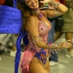 Luma de Oliveira Instagram - Nas fotos, memórias dos rosas, dourados, azuis, preto e branco, prateados e vermelhos que pra mim, legitimam o pensamento “alguns momentos na vida não são medidos pelo número de vezes que respiramos, mas pelos momentos que perdemos o fôlego”! E só foram tão especiais por terem sido divididos com todos, naquelas noites mágicas de Carnaval!