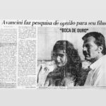 Luma de Oliveira Instagram - E se vai um dos maiores atores da história e um ser humano de primeira grandeza. Cresci admirando e aplaudindo a arte desse grande homem. Tive a honra de contracenar com ele, conviver por 4 meses quando fizemos o filme Boca de Ouro. Fui testemunha da sua generosidade, educação e humildade. De todas as cenas que vi nas telas da irretocável trajetória do Tarcísio, a que presenciei durante um intervalo entre uma cena e outra, no mundo real, foi a que mais me emocionou: estávamos no “ lixão” do RJ, quando um menininho que trabalhava catando sobras do que era jogado no local, se aproximou dele para tentar vender nada mais nada menos que lixo. Ele o tratou com toda dignidade, perguntou quanto era, comprou por um bom dinheiro mas disse que não levaria, o menino insistiu e ele, para não decepciona-lo, pegou a sacola cheia de coisas que não serviriam para absolutamente nada e ainda estava com um cheiro nada agradável e colocou no colo como se fosse diamante, em seguida deu um abraço tão lindo no menino, tão cheio de afeto que jamais vou esquecer a emoção que senti naquele momento, talvez a mesma quando assistia as cenas de “Um certo Capitão Rodrigo”. Pois é… “o tempo e o vento” nos levam pessoas que achávamos que seriam imortais… mas sua arte será! Eu só havia feito um filme para crianças até então, mas Deus na sua infinita bondade, me concedeu a honra de ser “par” do Tarcísio Meira. E é á esse Deus que peço que o receba com todas as honrarias que merece. Nosso “ Irmão” Coragem” foi um exemplo de grandeza por aqui. 🙏🏼