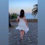 Luma de Oliveira Instagram - Eu não moro no Rio, eu namoro o Rio, como dizia Tom Jobim. Aqui é uma área de preservação ambiental no final do Leblon chamado Parque do Penhasco Dois Irmãos. Tem 4 mirantes com vista para alguns dos mais lindos cartões- postais da cidade. Nas trilhas vemos orquídeas, macaco prego, esquilos e diversas espécies de pássaros! Quem for, por favor, não alimente os animais e ajude conservar o parque limpo. Pela natureza e por todos nós! 🙏🏼 🐿🌿🐒🌄