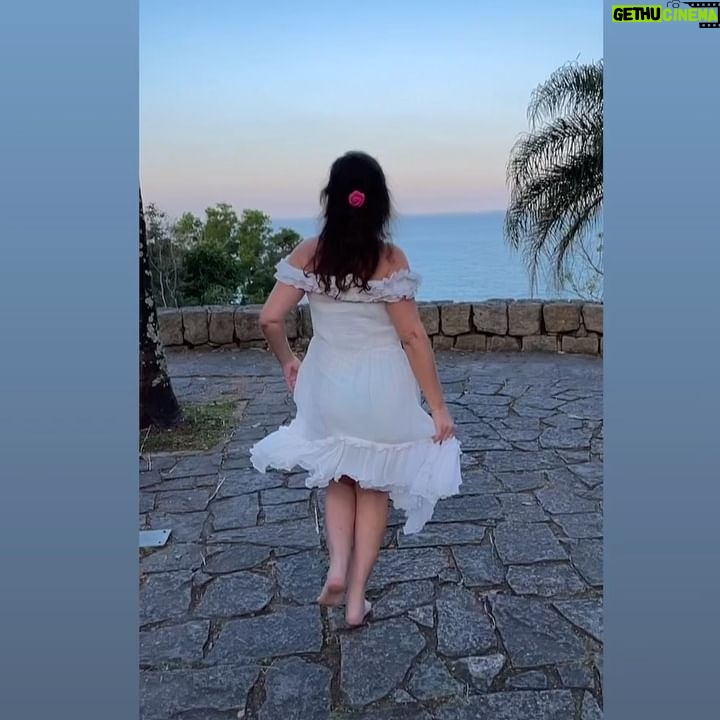 Luma de Oliveira Instagram - Eu não moro no Rio, eu namoro o Rio, como dizia Tom Jobim. Aqui é uma área de preservação ambiental no final do Leblon chamado Parque do Penhasco Dois Irmãos. Tem 4 mirantes com vista para alguns dos mais lindos cartões- postais da cidade. Nas trilhas vemos orquídeas, macaco prego, esquilos e diversas espécies de pássaros! Quem for, por favor, não alimente os animais e ajude conservar o parque limpo. Pela natureza e por todos nós! 🙏🏼 🐿🌿🐒🌄
